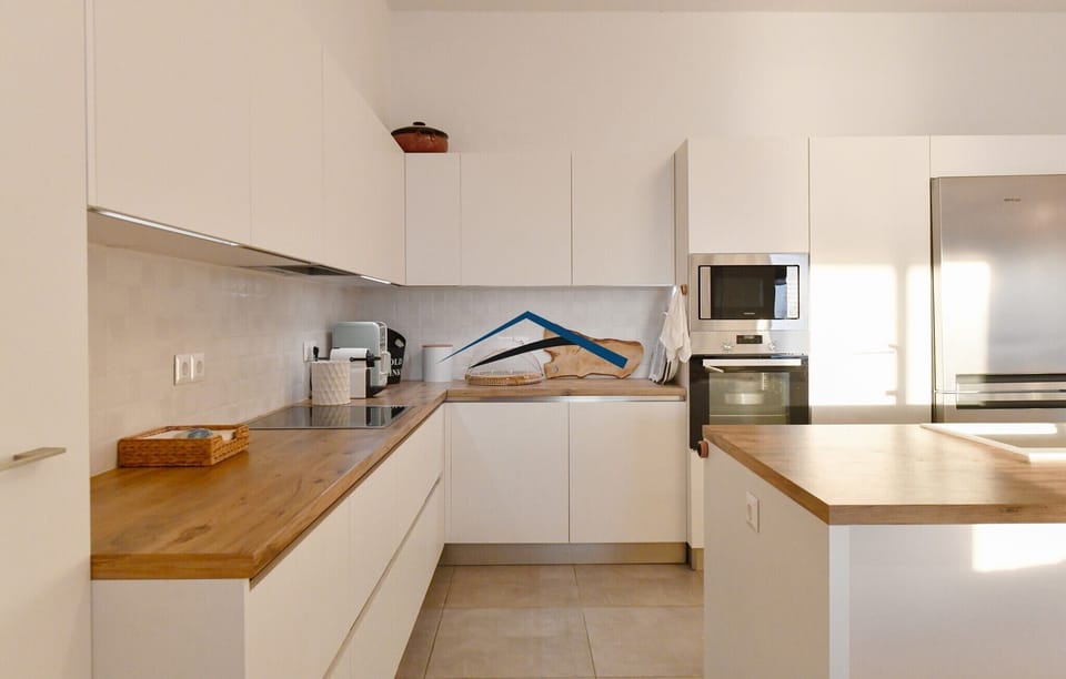 The fully equipped kitchen