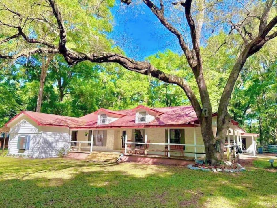 Serenity Farmhouse near the springs. Florida.