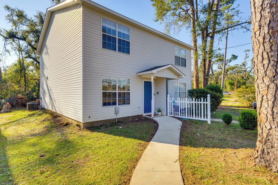 Tallahassee Vacation Rental | 2BR | 2.5BA | Stairs Required | 960 Sq Ft