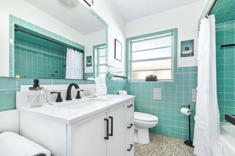 Bathroom with shower/tub combo