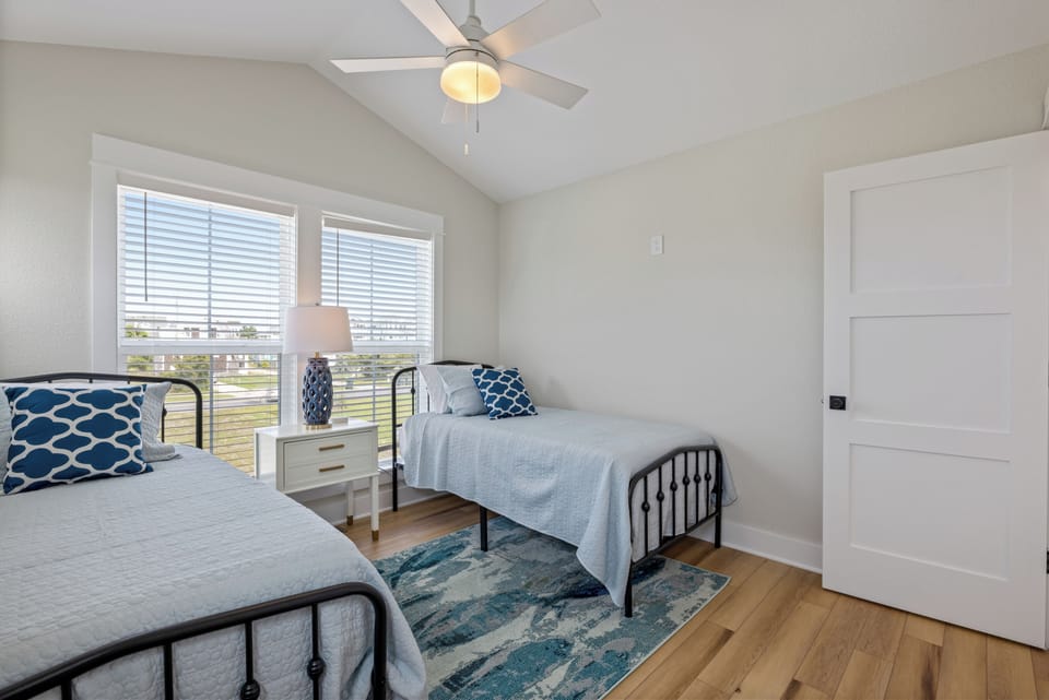 SNH174: Twisted Pelican | ML Bedroom 3- Two Twin Beds