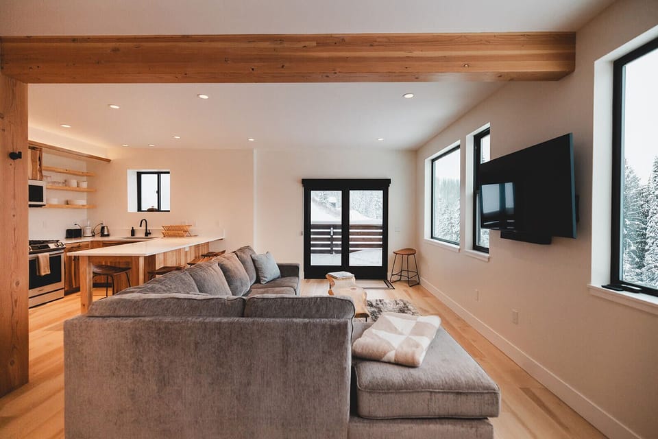 The open concept living space is a perfect Après ski spot!