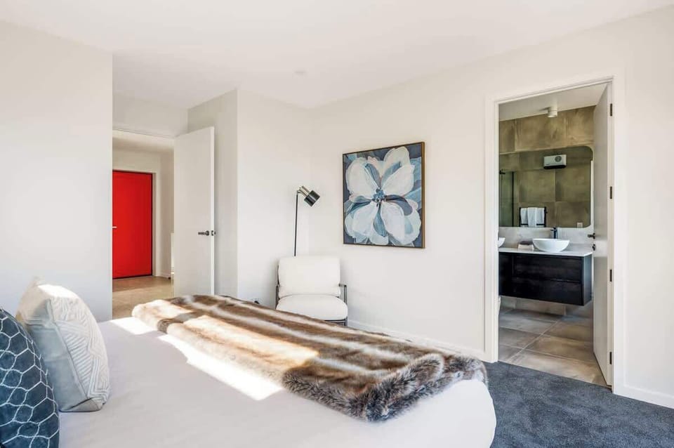 Private Retreat with Style – The master bedroom is a serene escape, combining stunning views, a walk-in wardrobe, and a spa-like ensuite to create the perfect blend of comfort and sophistication.