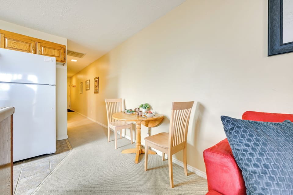 Dining Area | Dishware & Flatware Provided