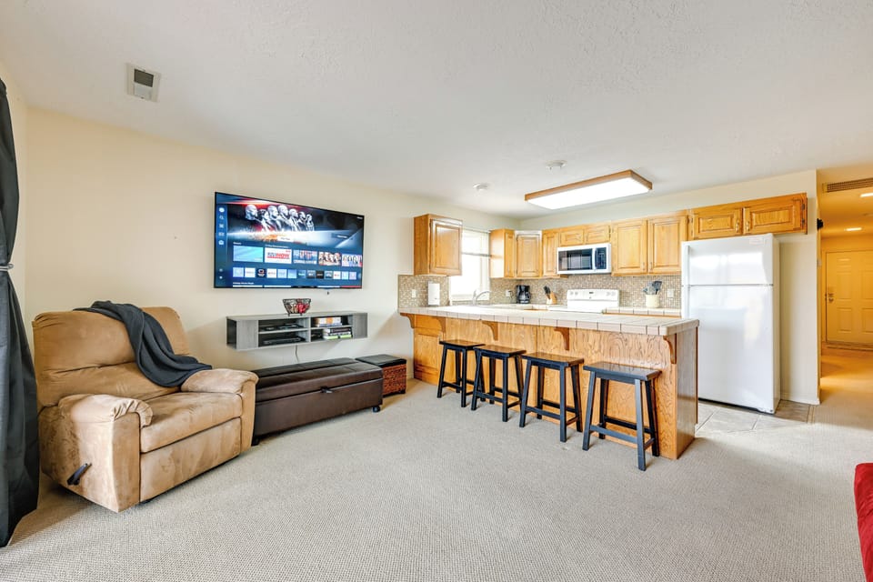 Living Room | Free WiFi | Queen Sleeper Sofa | Twin Sleeper Sofa | Kitchen