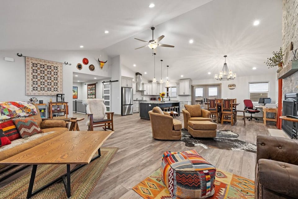Open-concept design and large windows that fill the space with natural light. Perfect for gatherings or unwinding after a long day!