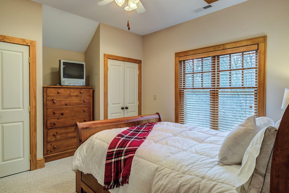 Guest Bedroom---Queen Size Bed, Upstairs