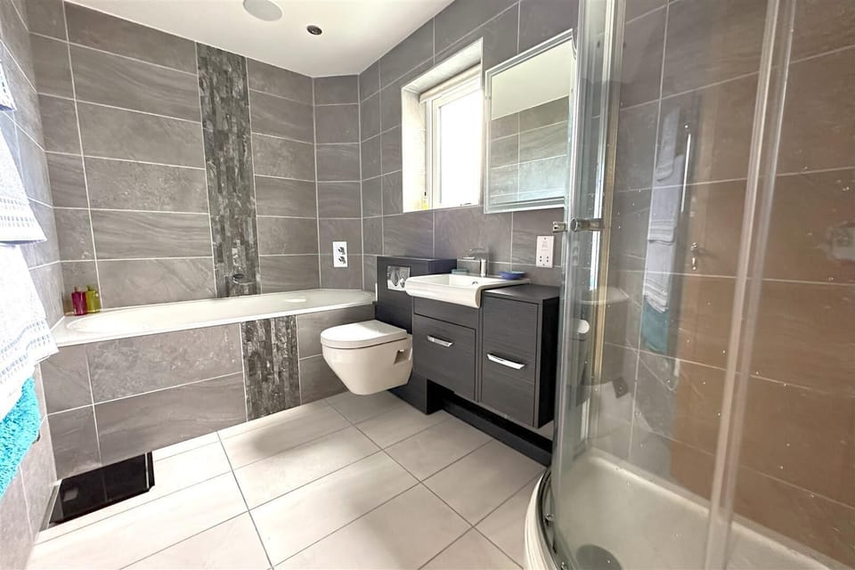 Main bathroom 