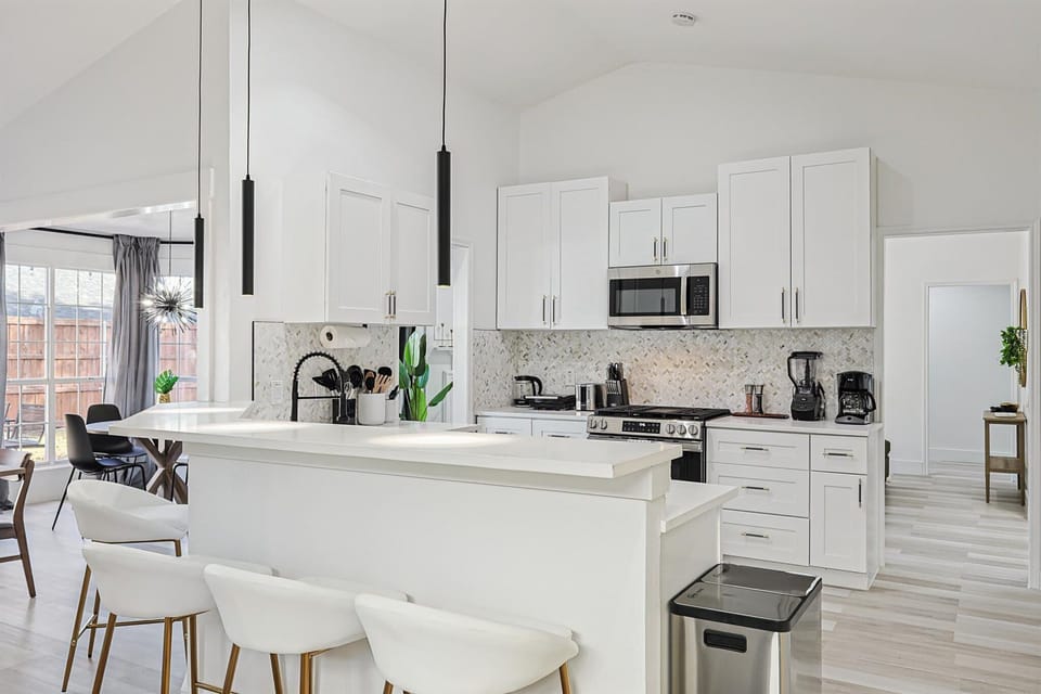 Fully equipped for all your cooking needs, this stunning kitchen’s high-end finishes and luxury touches will inspire your inner culinary creativity and genius!