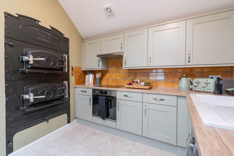 The Hideaway, Lyme Regis - Host & Stay