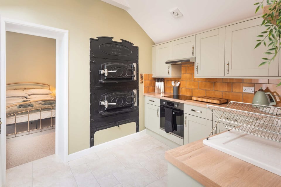 The Hideaway, Lyme Regis - Host & Stay