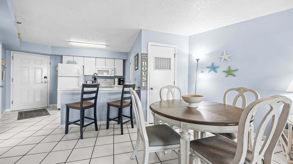 Dining area and breakfast bar
