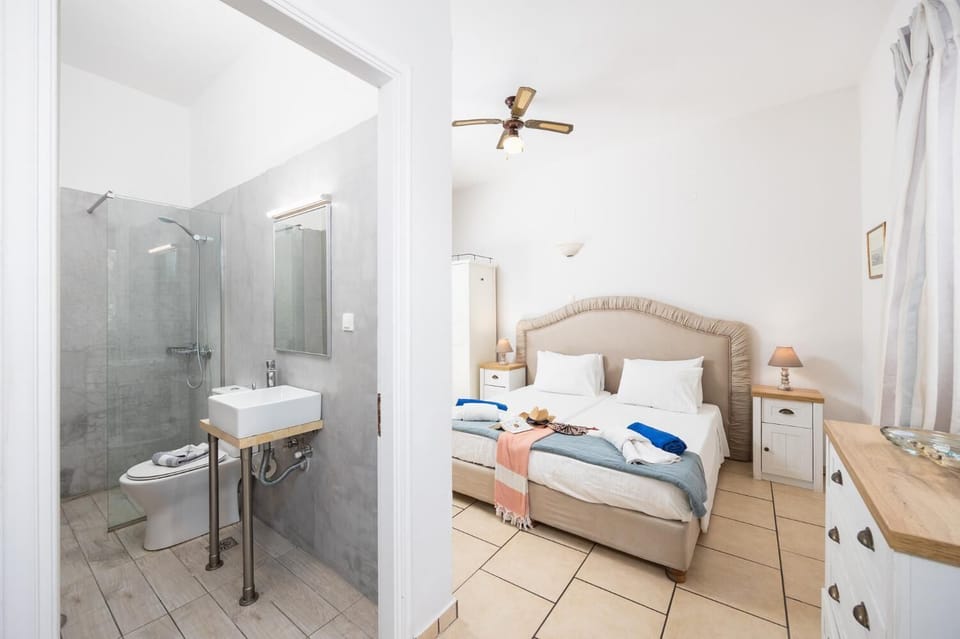 Twin bedroom with en suite bathroom and A/C