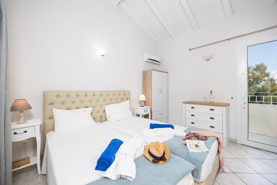 Twin bedroom with en suite bathroom and A/C