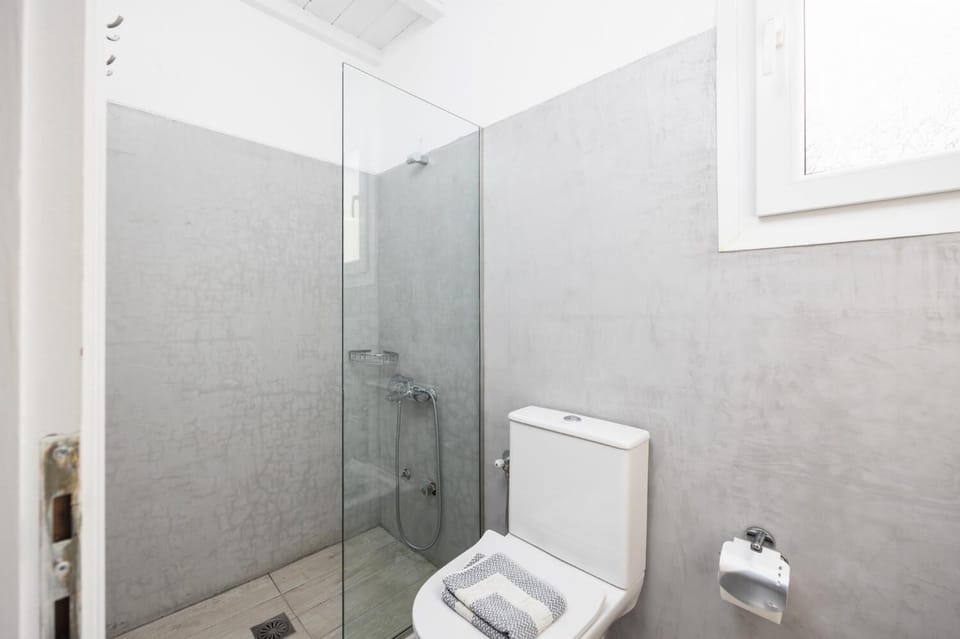 En suite bathroom with shower
