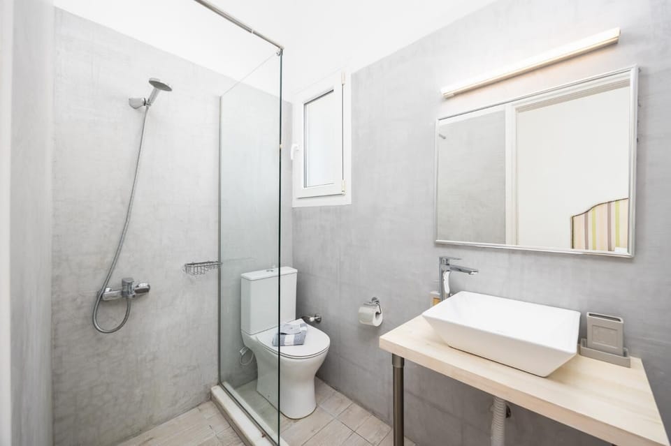 En suite bathroom with shower