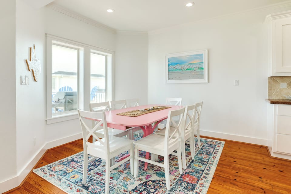 Sit up to 8 at the dining table