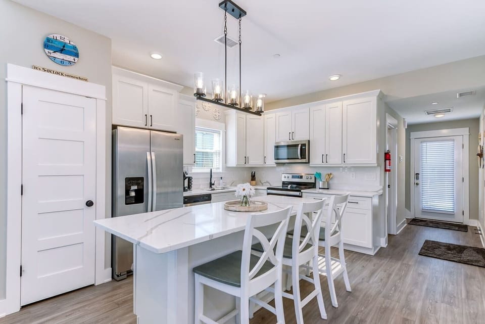 Modern kitchen with everything needed for home-cooked meals.