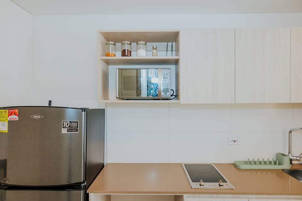 Nevera, microondas, estufa, cocina.