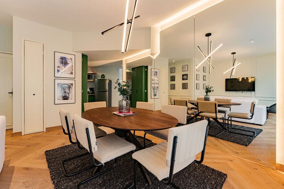 Share laughs and quick bites around this table.