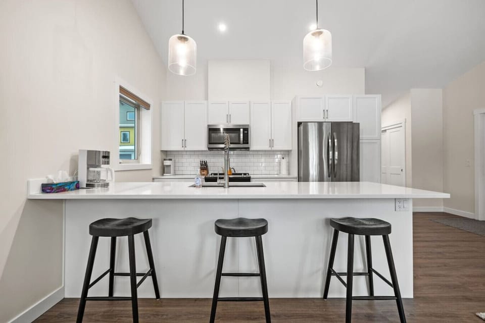 Full chef`s kitchen with drip & Keurig coffee machines.