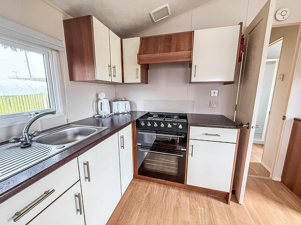 The kitchen features practical appliances, allowing you to prepare everything from a quick breakfast to a hearty dinner.