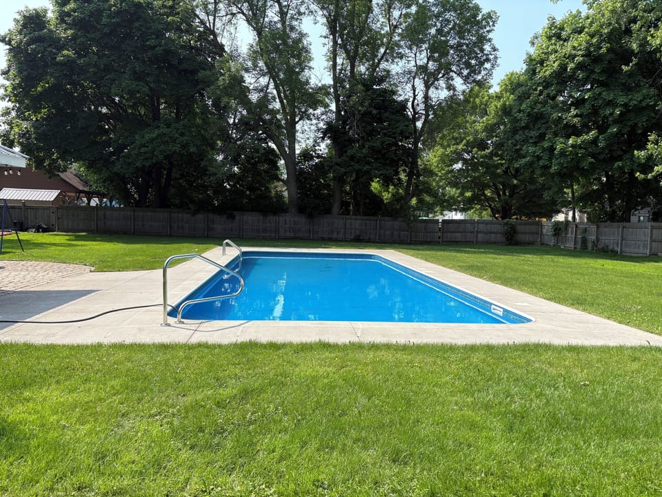 Sports pool - 4ft deep throughout entire pool 