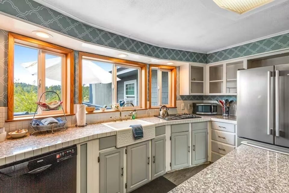 Harbor20View20Kitchen3