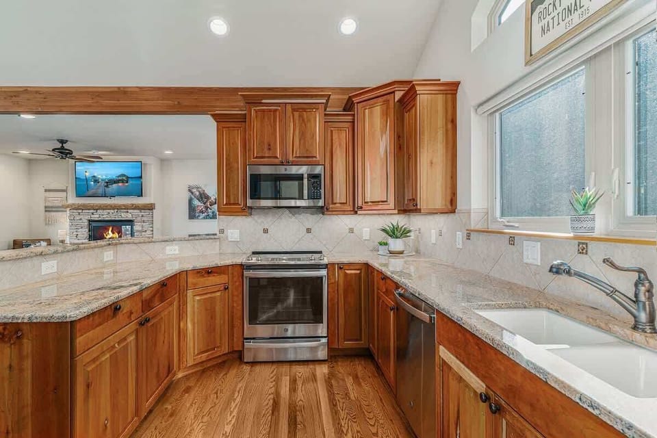 Full kitchen equipped to cook all of your favorite meals in.
