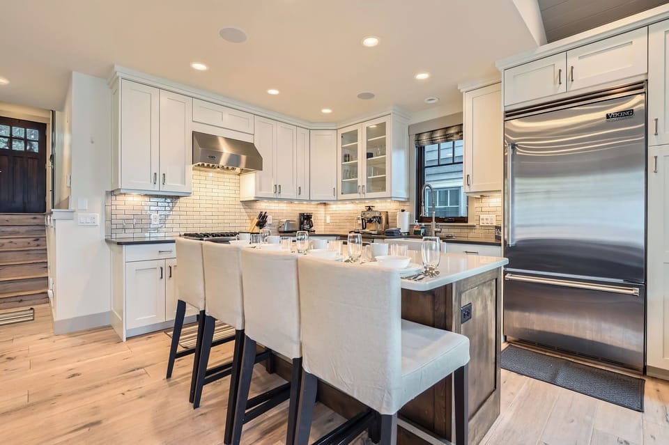 Wonderful Fully Equipped Kitchen with Breakfast Bar Seating for 4