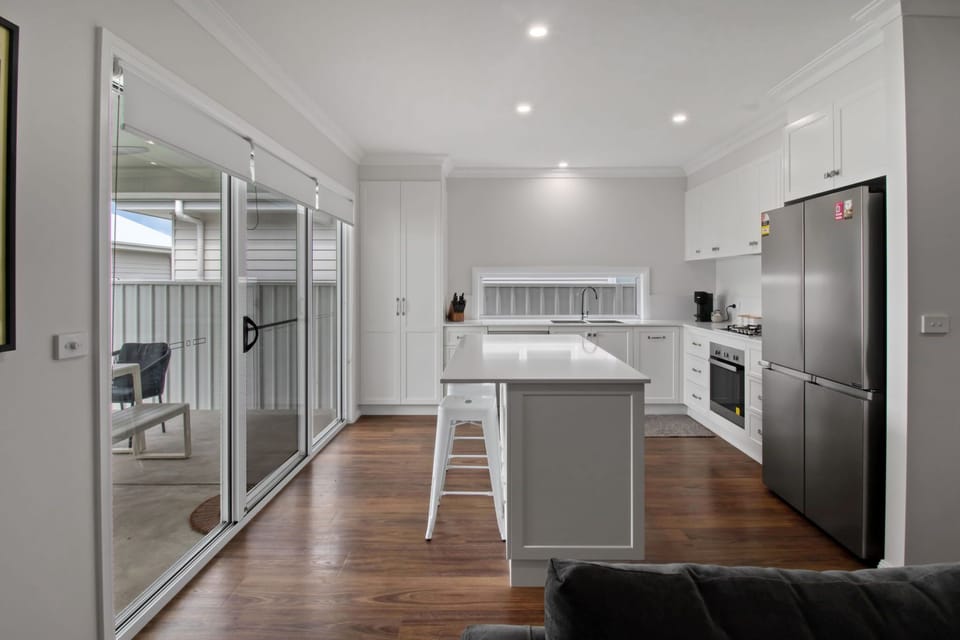 Kitchen + Coffee Machine + Breakfast Bar/Stools