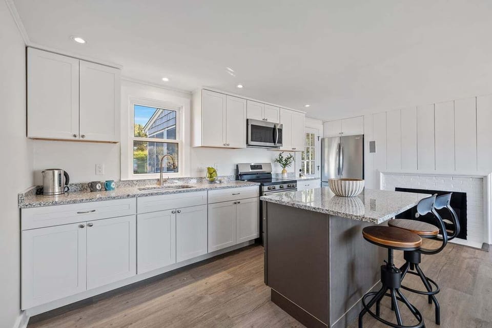 Spacious kitchen with island for 2