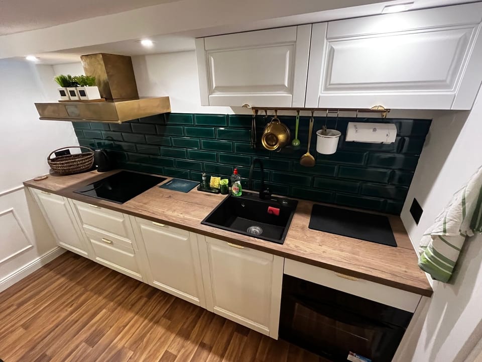 Practical kitchen with olive accents, earthy tones, and a warm feel.
