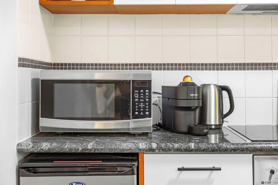 Everything you need for quick meals and hot beverages: a microwave, coffee machine, and kettle are at your disposal.