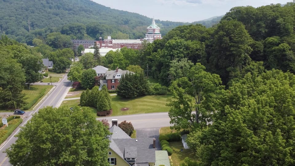 Amazing location within walking distance of Homestead Resort!