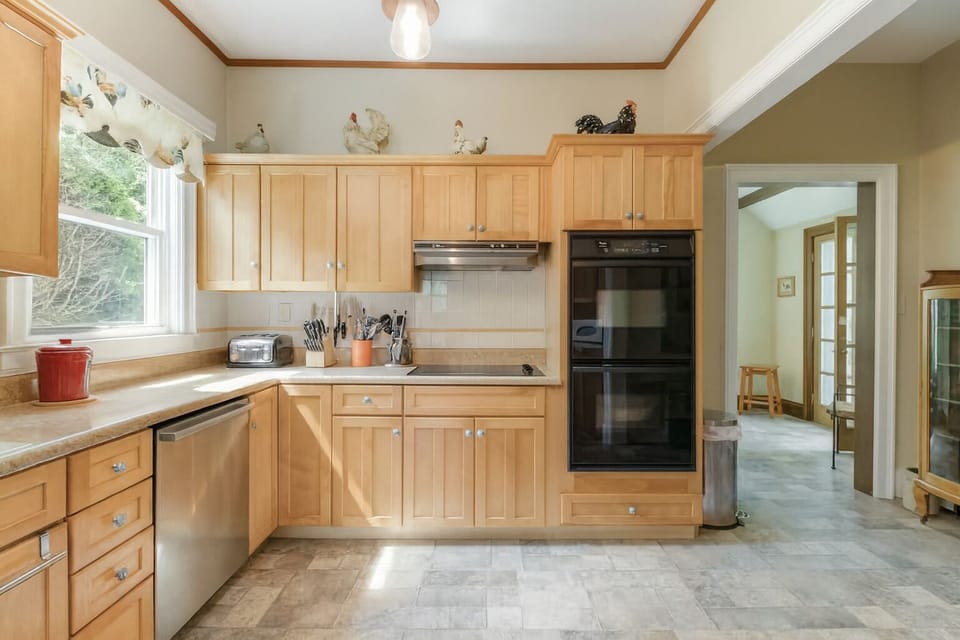 Full, stocked kitchen with double oven