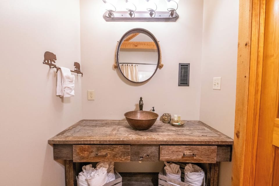 One of Lamp Post Lodge's full bathrooms