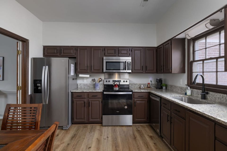 Eat-In Kitchen with Dining for 4
