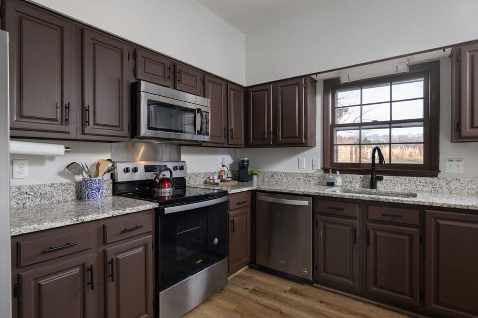 Full kitchen w/ Complimentary Coffee
