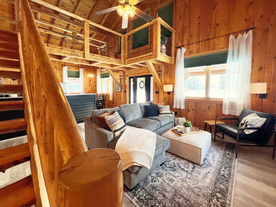 Relax in this beautiful cabin equipped with modern comforts.