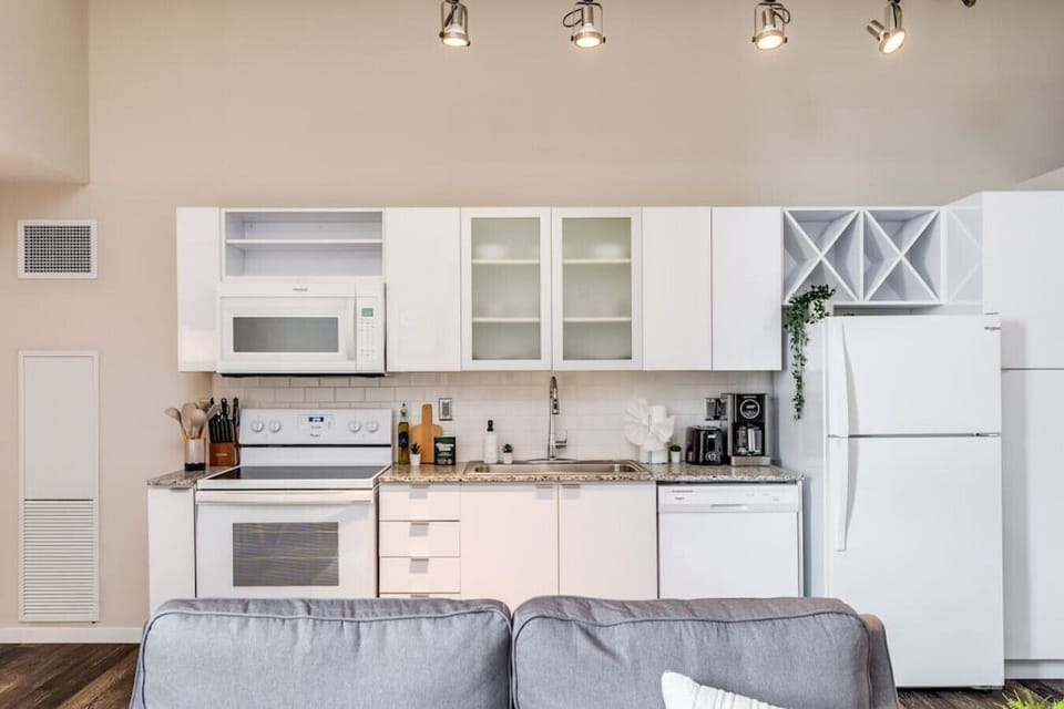 The kitchen’s open layout allows you to move freely as you prepare meals, with everything you need at your fingertips.