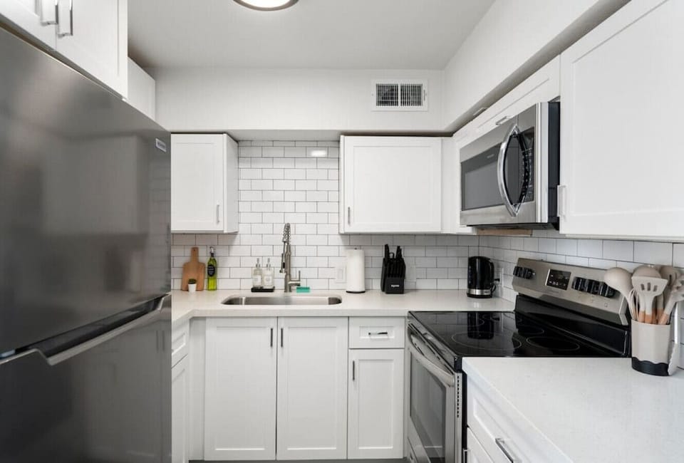 The kitchen’s open layout allows you to move freely as you prepare meals, with everything you need at your fingertips.