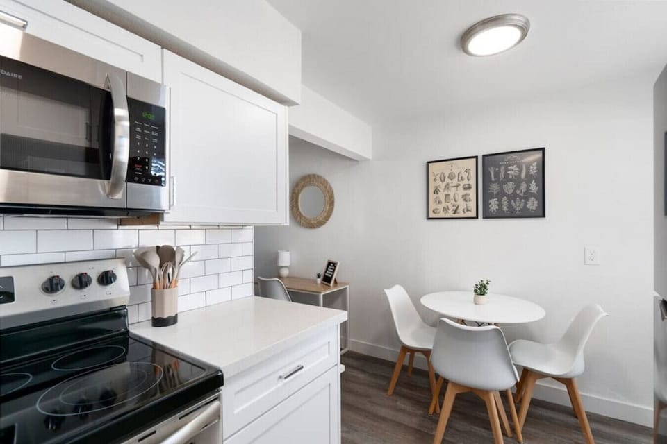 The kitchen’s open layout allows you to move freely as you prepare meals, with everything you need at your fingertips.