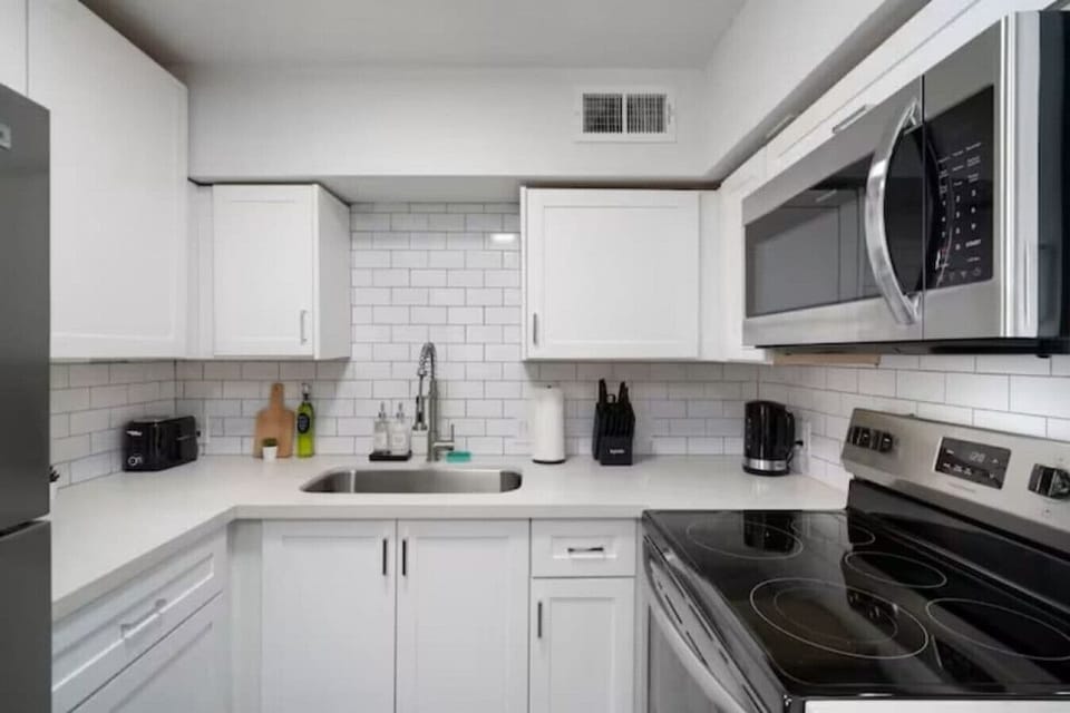 You can almost hear the sizzle of ingredients as you cook in the well-equipped kitchen, where every detail is designed for convenience.