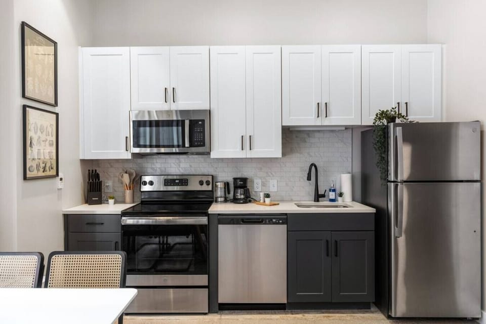 The kitchen’s open layout allows you to move freely as you prepare meals, with everything you need at your fingertips.