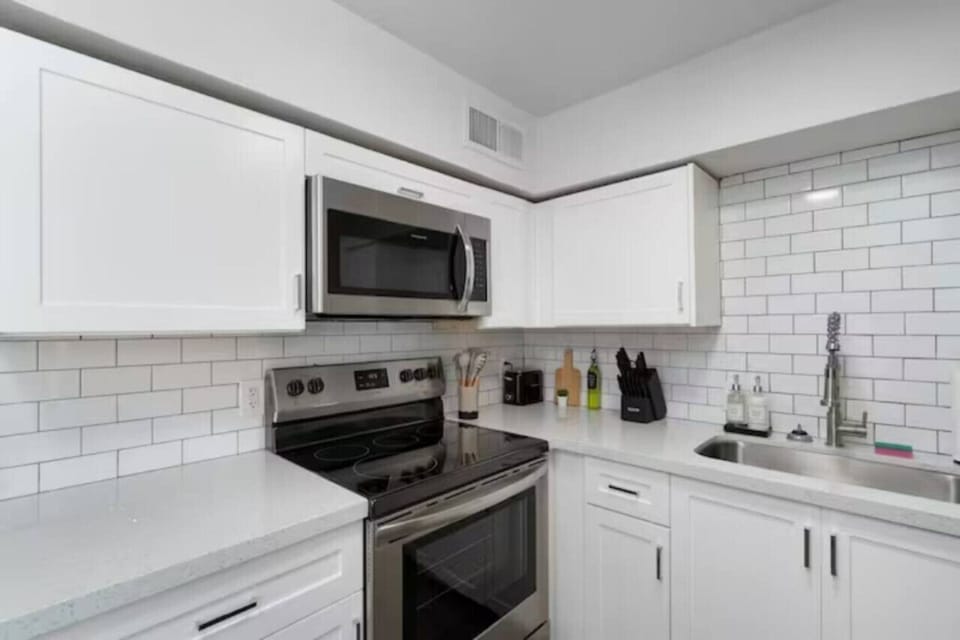 You’ll love the convenience of this fully equipped kitchen, where you can brew coffee, cook meals, or prepare snacks. The cozy layout and warm ambiance make cooking here a delightful part of your stay.