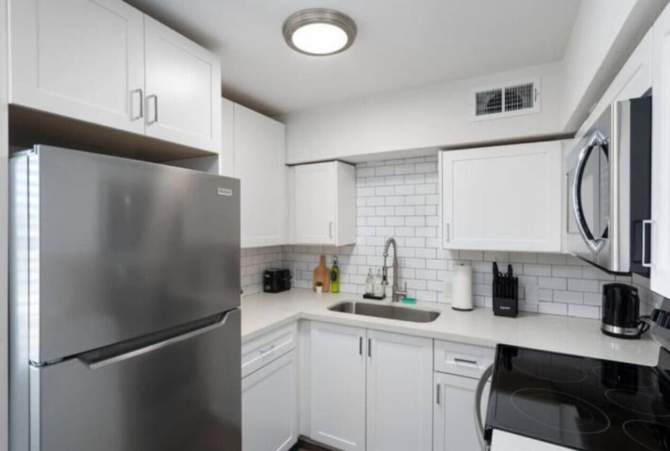 You can almost hear the sizzle of ingredients as you cook in the well-equipped kitchen, where every detail is designed for convenience.