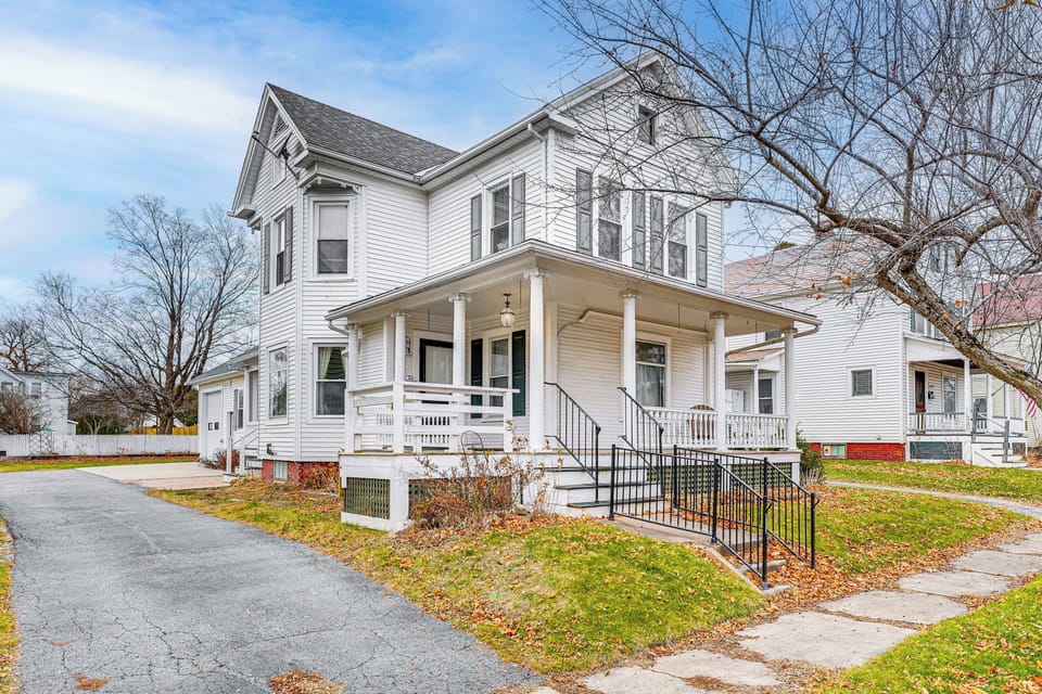 Rutland Vacation Rental | 4BR | 2.5BA | 2,400 Sq Ft | 6 Steps to Enter