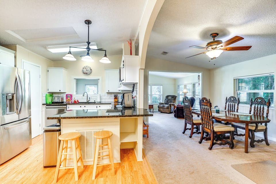 Kitchen | Dishwasher | Drip Coffee Maker | Breakfast Bar w/ Seating