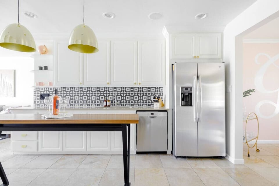 Enjoy cooking in this fully equipped kitchen with all the essentials.